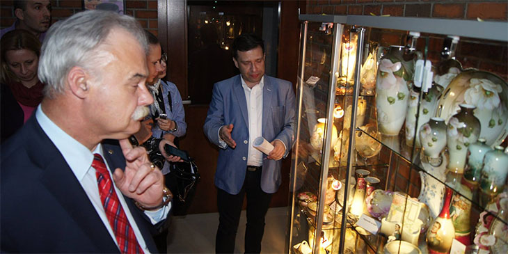 Stanisław Rakoczy, Prezes Opolskiej Regionalnej Organizacji Turystycznej i Wicemarszałek Województwa Opolskiego podczas prezentacji porcelany tułowickiej