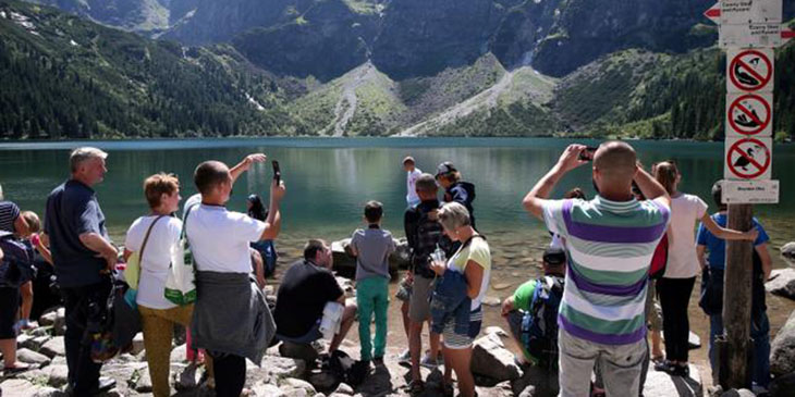 Rocznie Morskie Oko odwiedza milion turystów (PAP/ Grzegorz Momot)