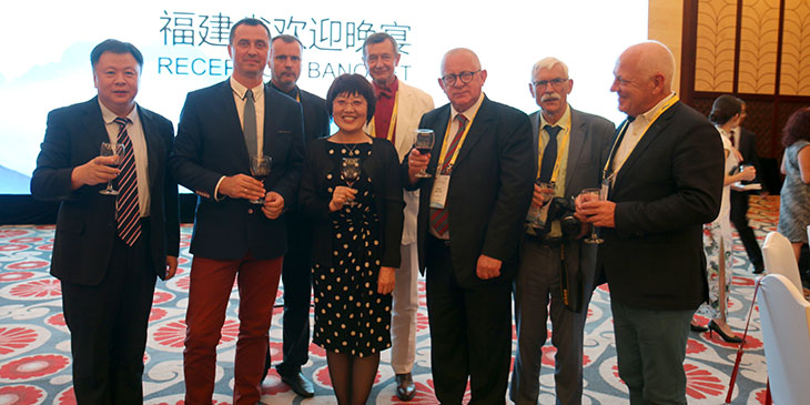 Polska delegacja i chińscy gospodarze