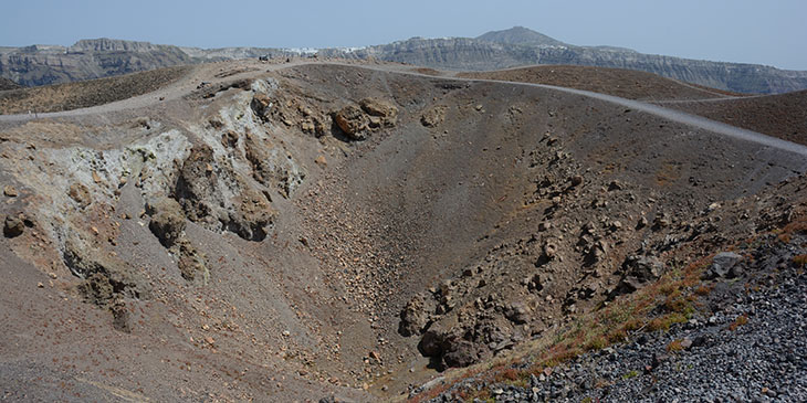 Kratery wulkanu-wyspy Nea Kameni, w tle Santorini