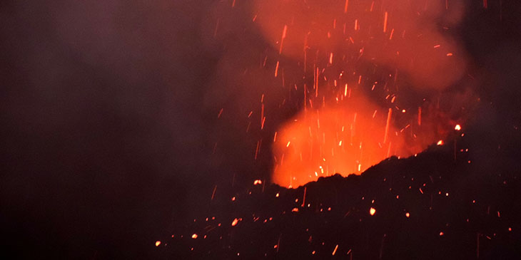 Erupcja z jednego z otworów wulkanu Stromboli