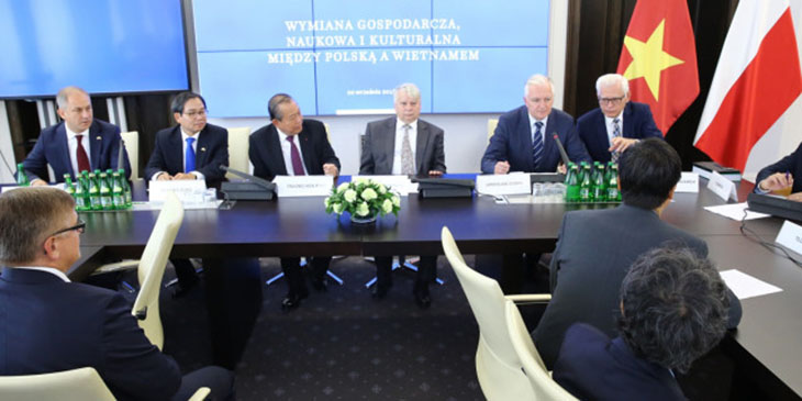 Polska – Wietnam: dwie bramy