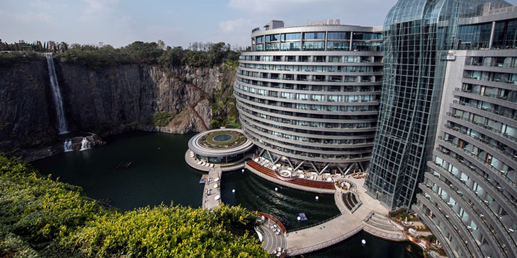 Chiny: luksusowy hotel w starym kamieniołomie