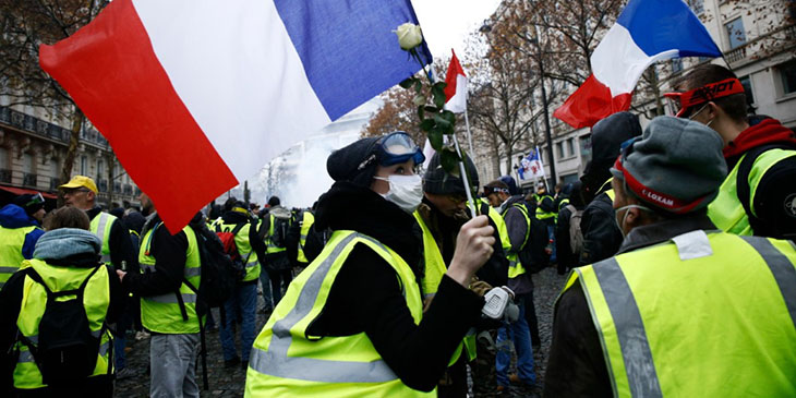 „Żółte kamizelki” hamują turystykę we Francji