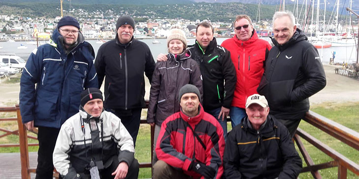 Załoga toruńska w argentyńskim porcie Ushuaia: Przemysław Woliński, Kpt. Marek Padjas, Kinga Sawicka, Dariusz Nalazek, Tomasz Pietysz, Marek Wojtyniak, w dolnym rzędzie: Wojciech Sobczak, Andrzej Wójcik, Andrzej Nowakowski. Zdjęcie robi niewidoczny na nim: Adam Filipiak