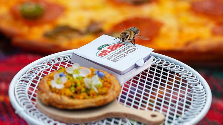 Pszczoła degustuje "Beezzę"