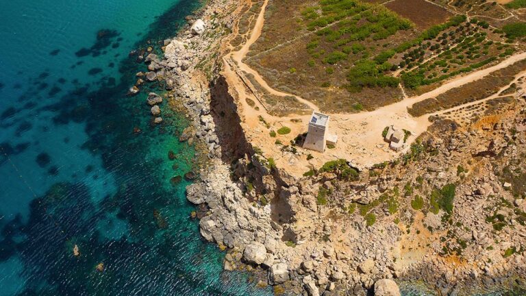 Z Xemxija do Għajn Tuffieħa
