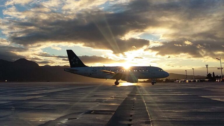 Samolot na pasie startowym lotniska