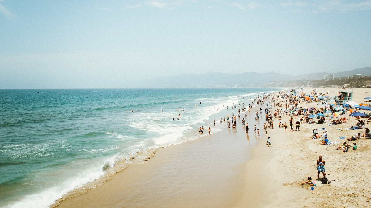 Ludzie odpoczywający na plaży