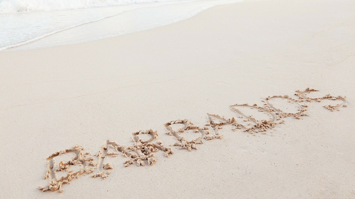 Napis "Barbados" na plaży