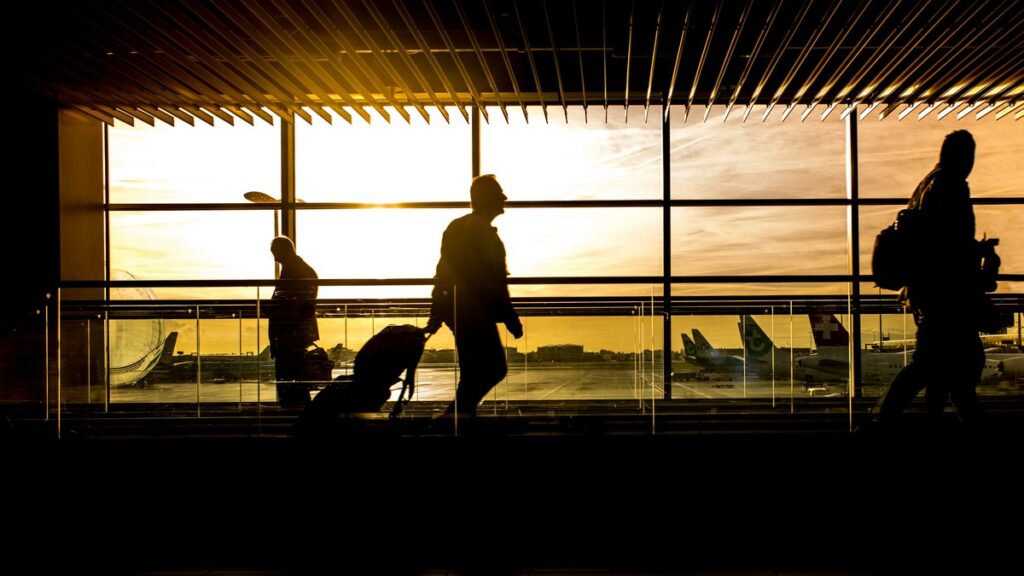 Turyści na lotnisku