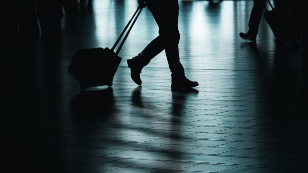 Mężczyzna z walizką na lotnisku