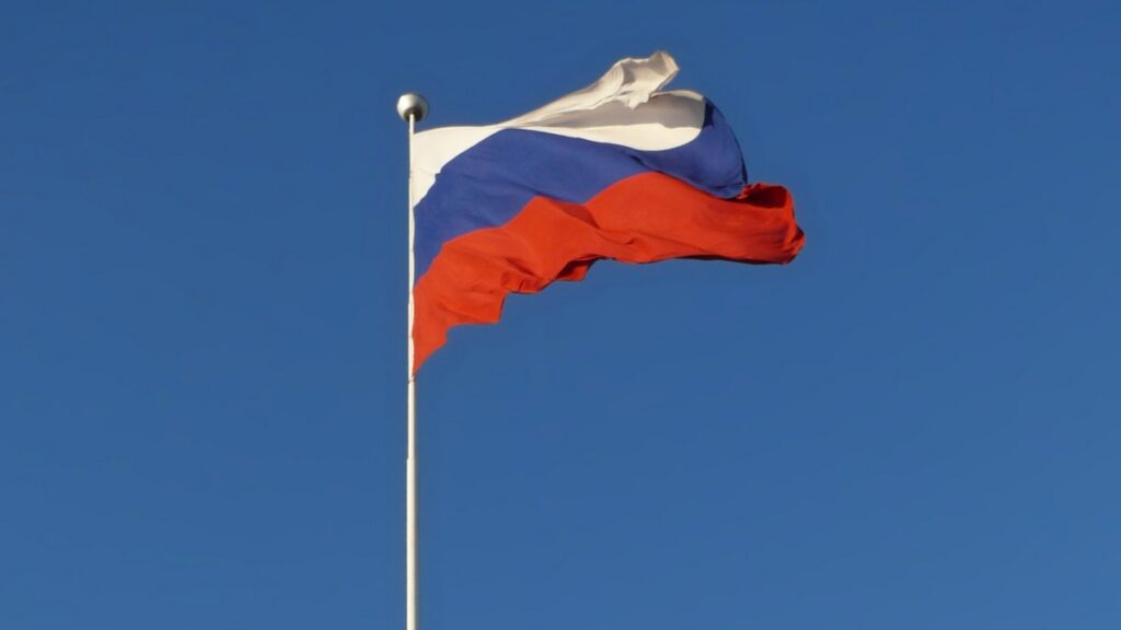 Flaga Rosji na maszcie