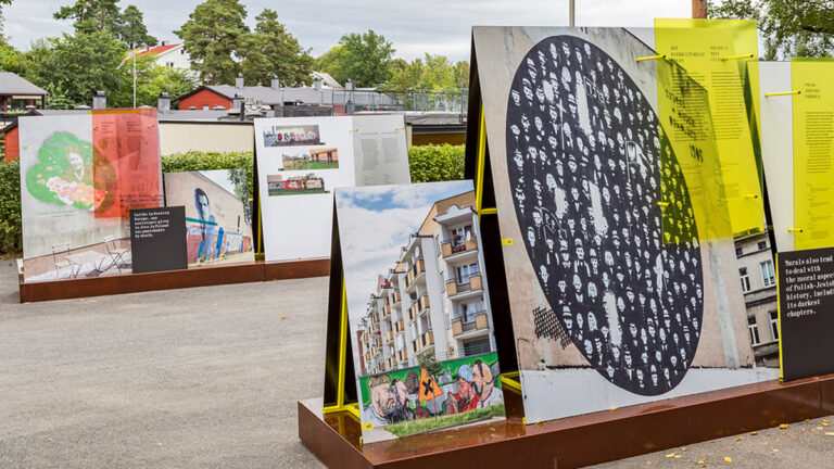 „Pełno ich nigdzie…” – warszawska odsłona wystawy plenerowej Muzeum POLIN na Bulwarze im. Jana Karskiego od 2 sierpnia