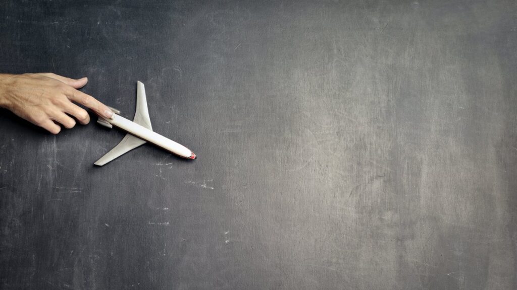 Mężczyzna z makietą samolotu