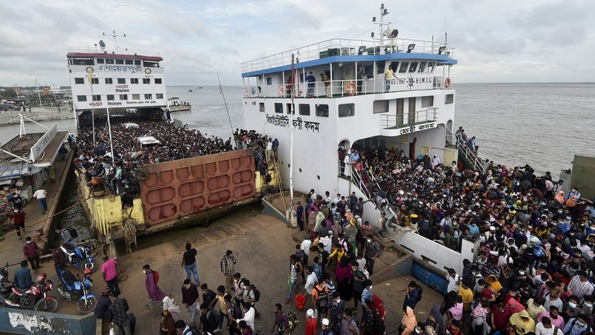 Promy pełne pasażerów na terminalu w Munshiganj na obrzeżach Dhaki.