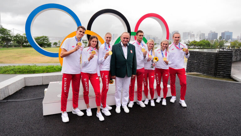 Dekoracja polskich mistrzów olimpijskich Igrzysk XXXII Olimpiady Tokio 2020 w sztafecie mieszanej 4x400 m.