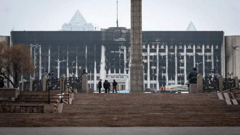 Urząd miasta Ałmaty spalony podczas protestów 5-6 stycznia.