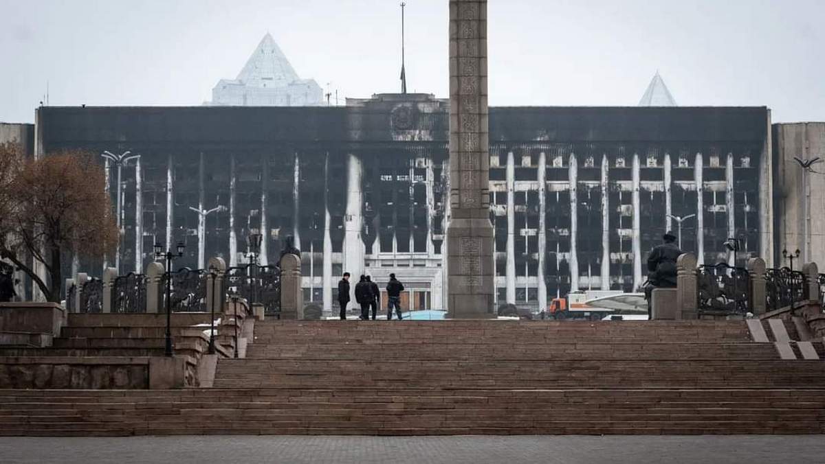 Urząd miasta Ałmaty spalony podczas protestów 5-6 stycznia.