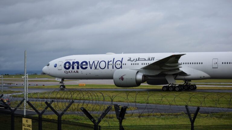 Samolot Oneworld na pasie startowym