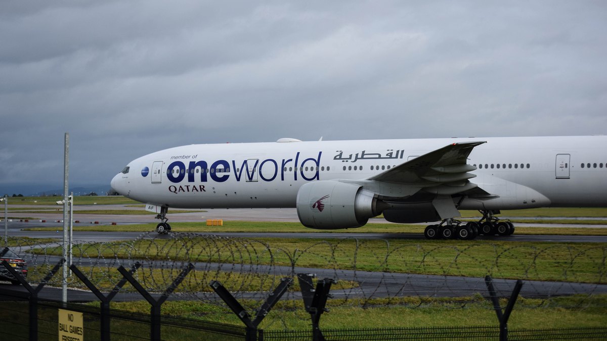 Samolot Oneworld na pasie startowym