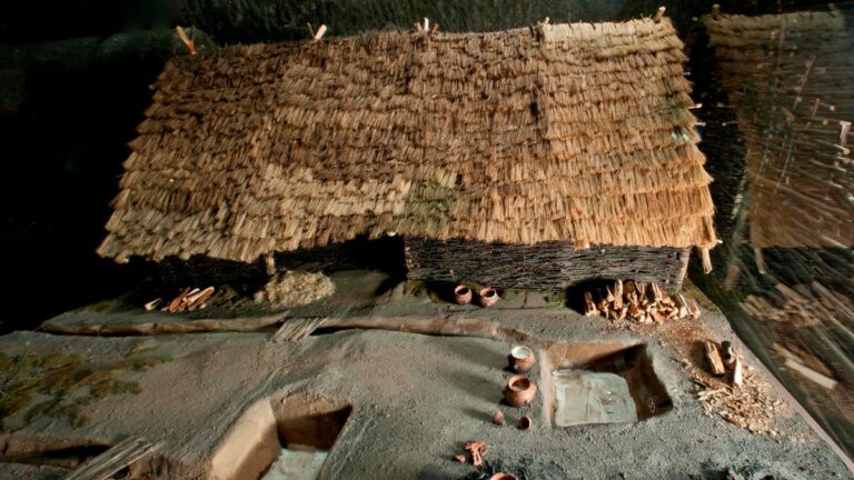 Makieta neolitycznej warzelni soli