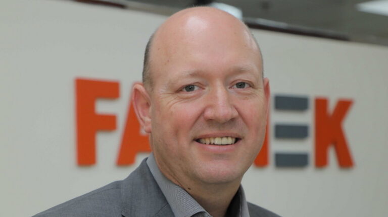 Walter Knight, dyrektor ds. hotelarstwa w firmie Farnek.