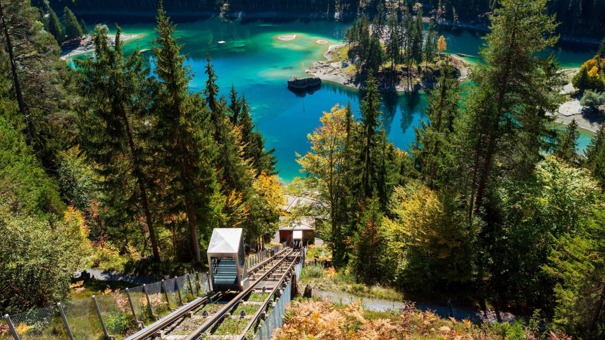 Jezioro Caumasee w pobliżu Flims w Gryzonii w Szwajcarii.