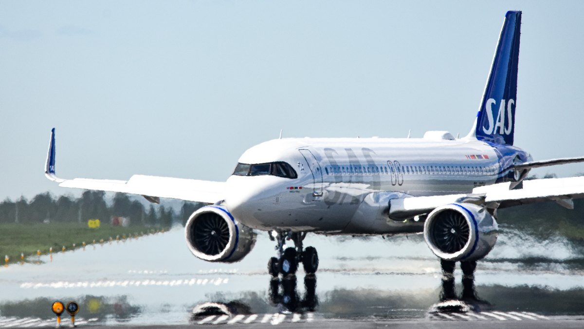 Samolot Scandinavian Airlines (SAS) na pasie startowym