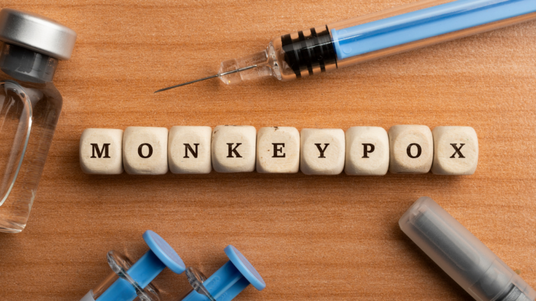 Przyrządy medyczne i napis "Monkeypox"