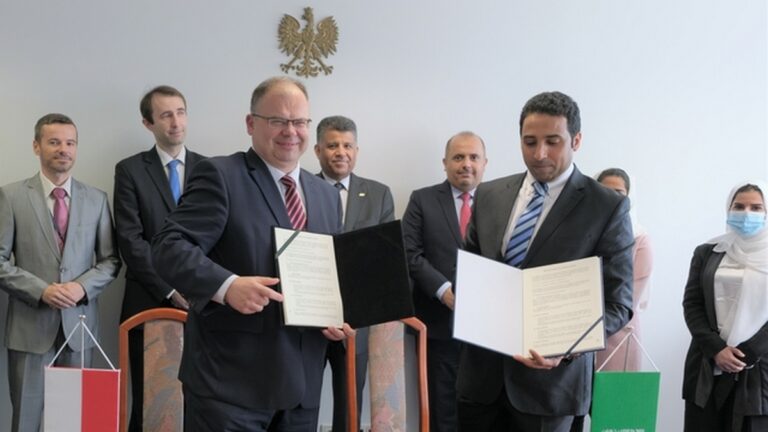 Parafowanie "Umowy o komunikacji lotniczej". Fot. Urząd Lotnictwa Cywilnego