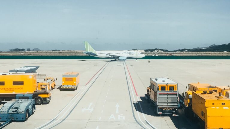 Samolot Bamboo Airways na płycie lotniska