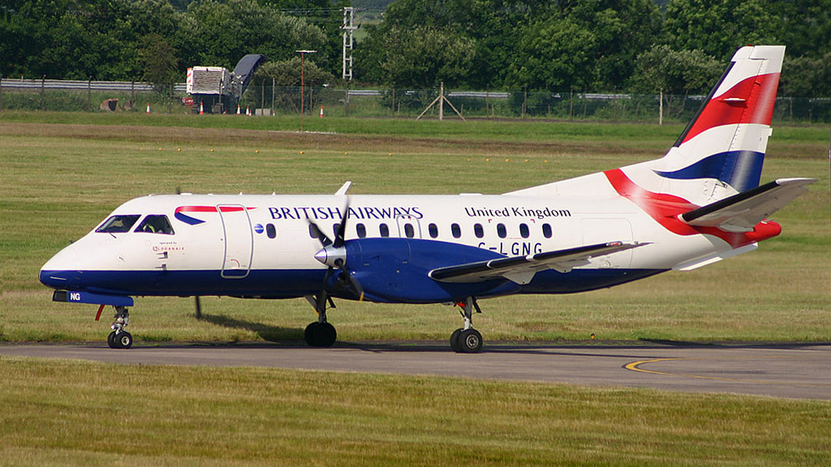 Samolot Loganair / British Airways na pasie startowym
