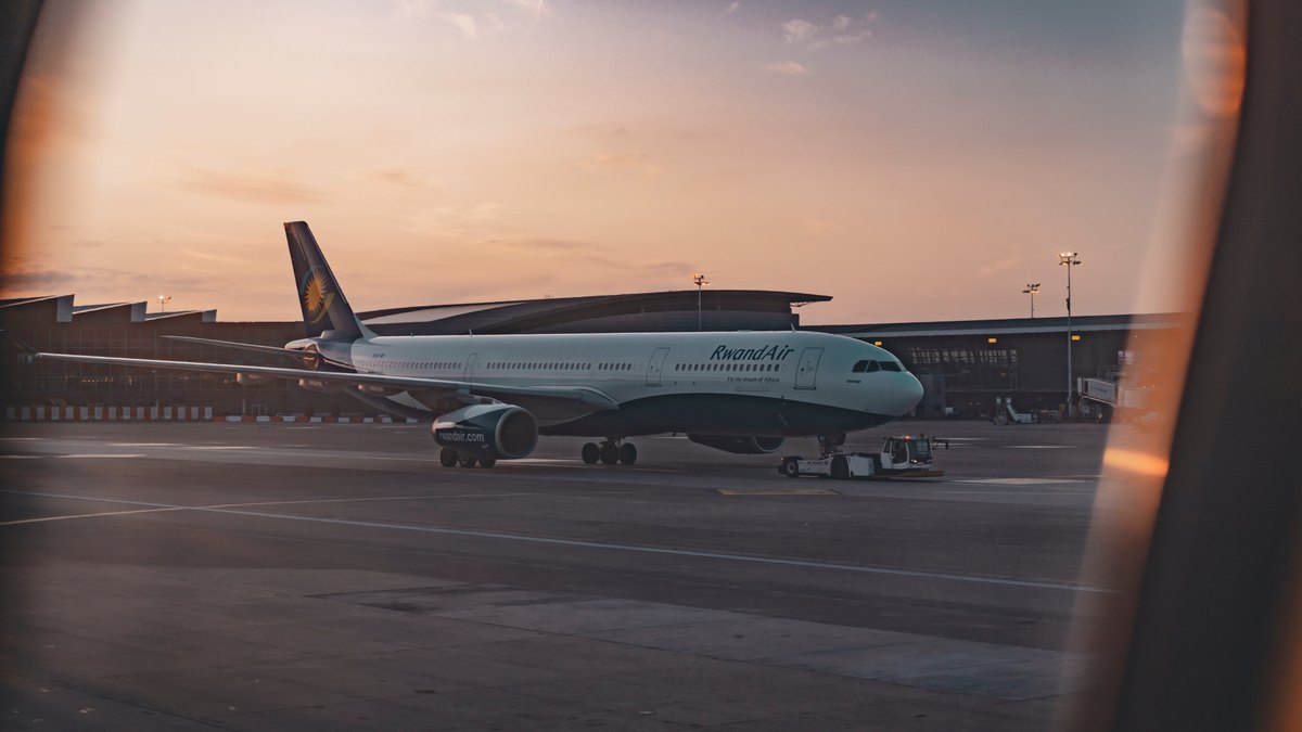 Samolot RwandAir na lotnisku
