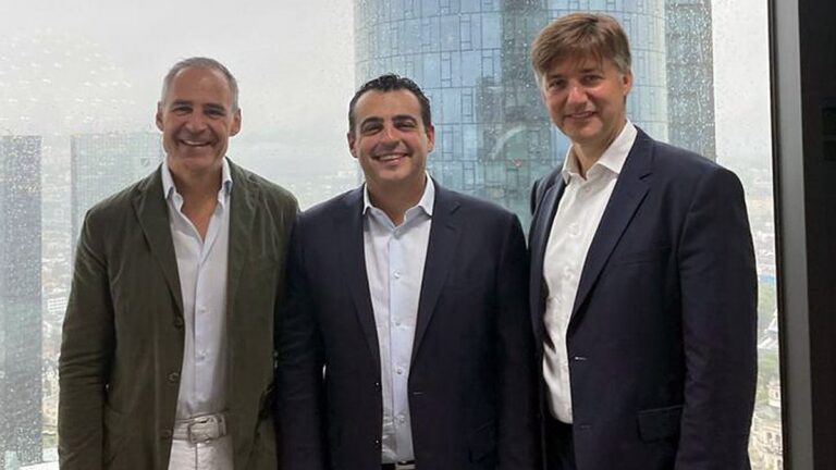 Od lewej do prawej: Rupert Simoner, CEO Vienna House Capital, Ruslan Husry, CEO HR Group i Björn Weidner, CLO HR Group po podpisaniu umowy.