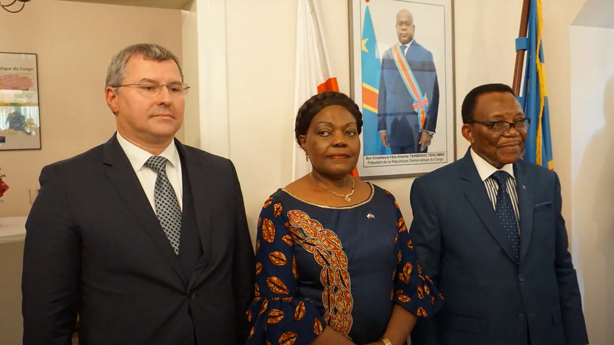 Nowa Ambasador Demokratycznej Republiki Konga JE Clémentine Shakembo Kamanga (w środku). 