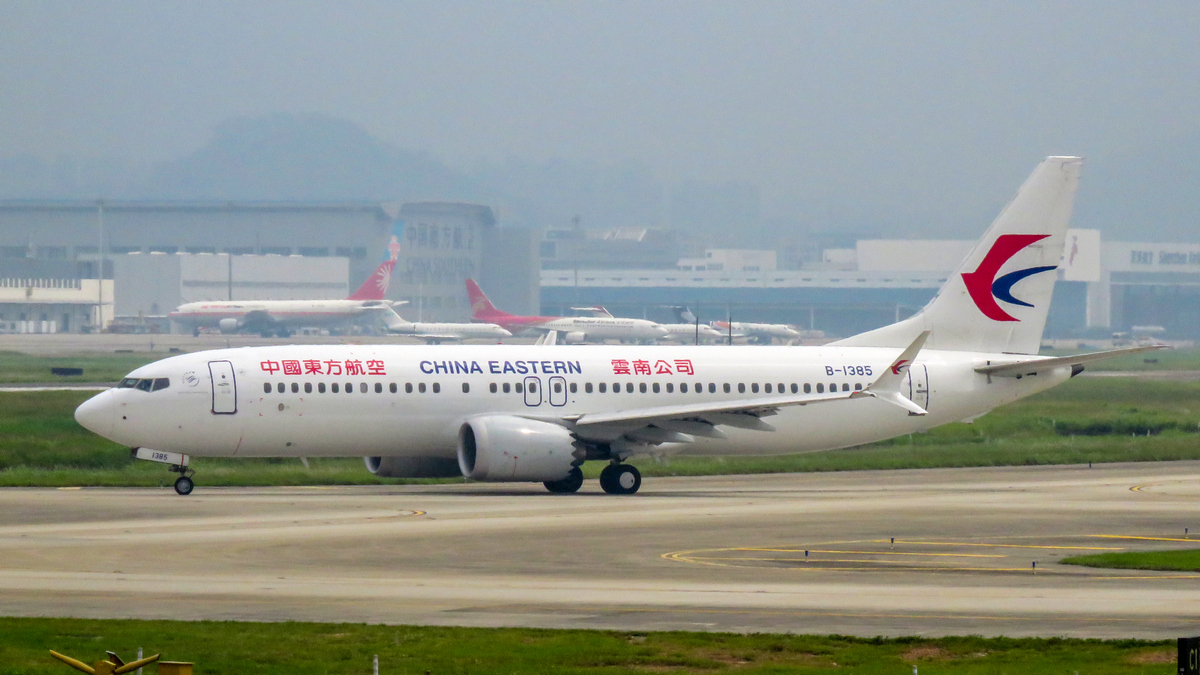 Samolot China Eastern Airlines na lotnisku w Shenzhen 