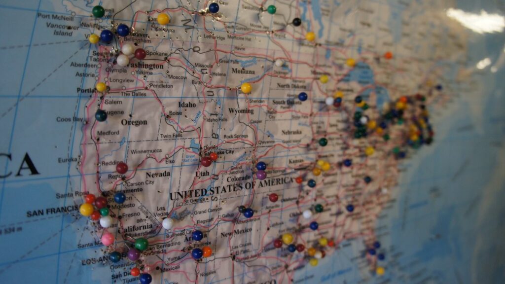 Mapa z pinezkami na USA