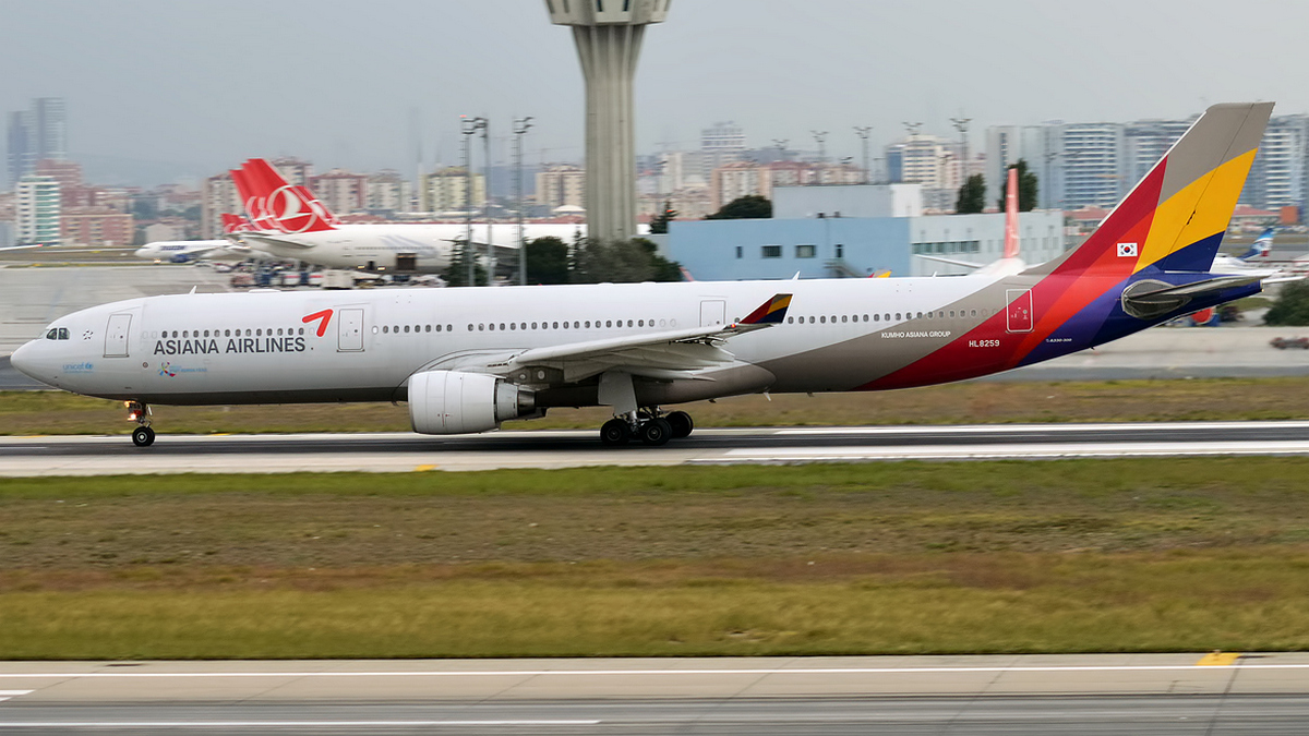 Samolot Asiana Airlines na pasie startowym