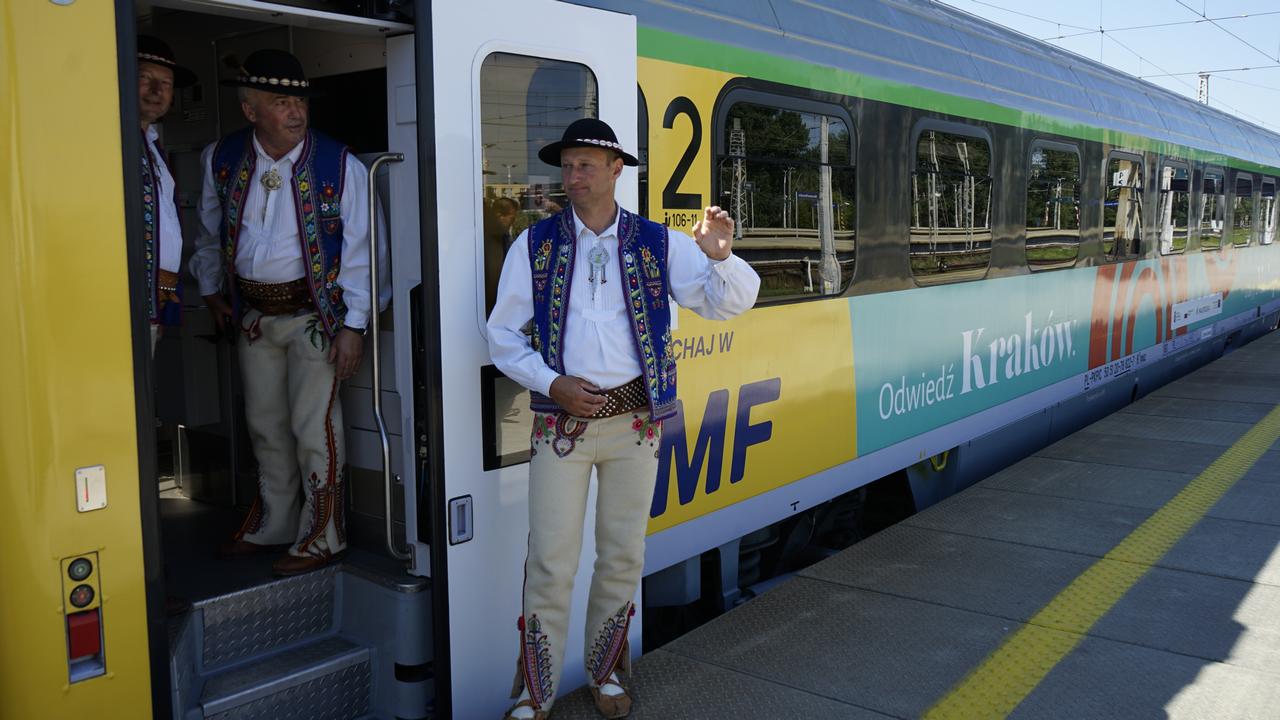 Pociągi pod specjalnymi hasłami promują Małopolskę