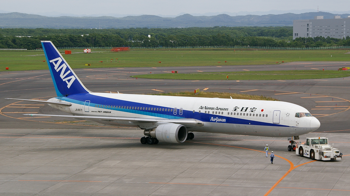 Samolot AirJapan na pasie startowym