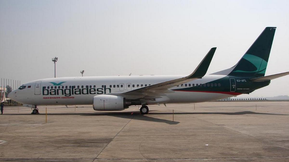 Samolot linii lotniczej Biman na pasie startowym