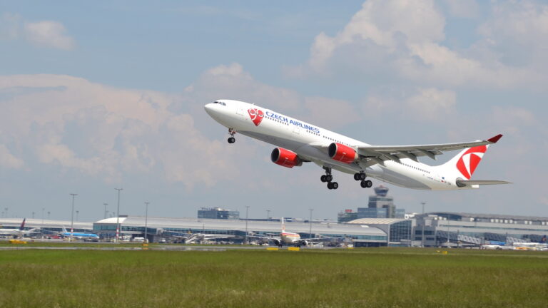 Airbus A330-300 linii lotniczej Ceske aerolinie startuje z Portu lotniczego Praga im. Václava Havla