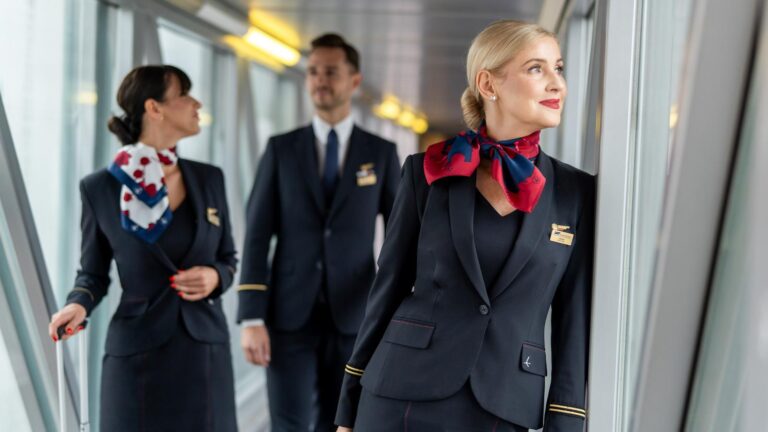 Mundury Polskich Linii Lotniczych LOT