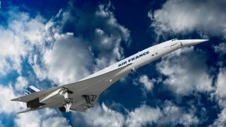 supersonic samolot lecący do góry