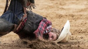 facet spadajacy na ziemie