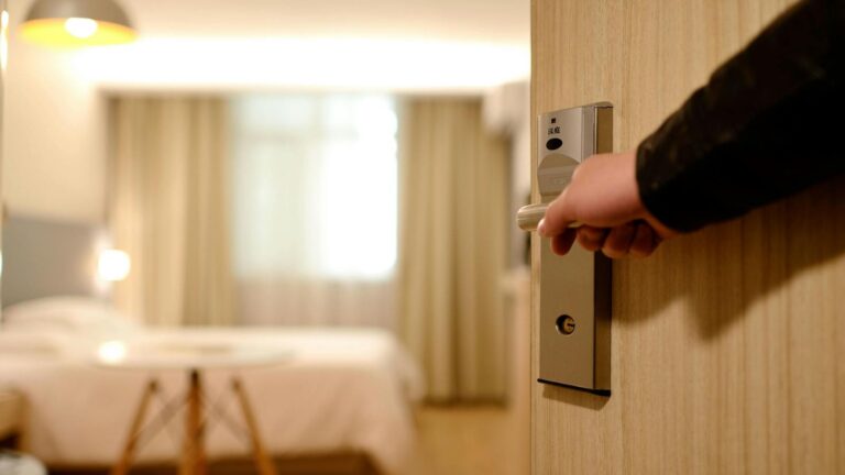 reka otwierajaca drzwi