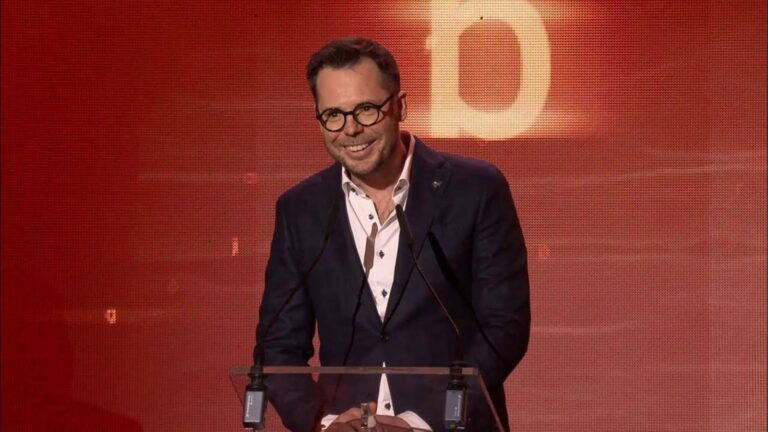 mężczyzna stojący na scenie