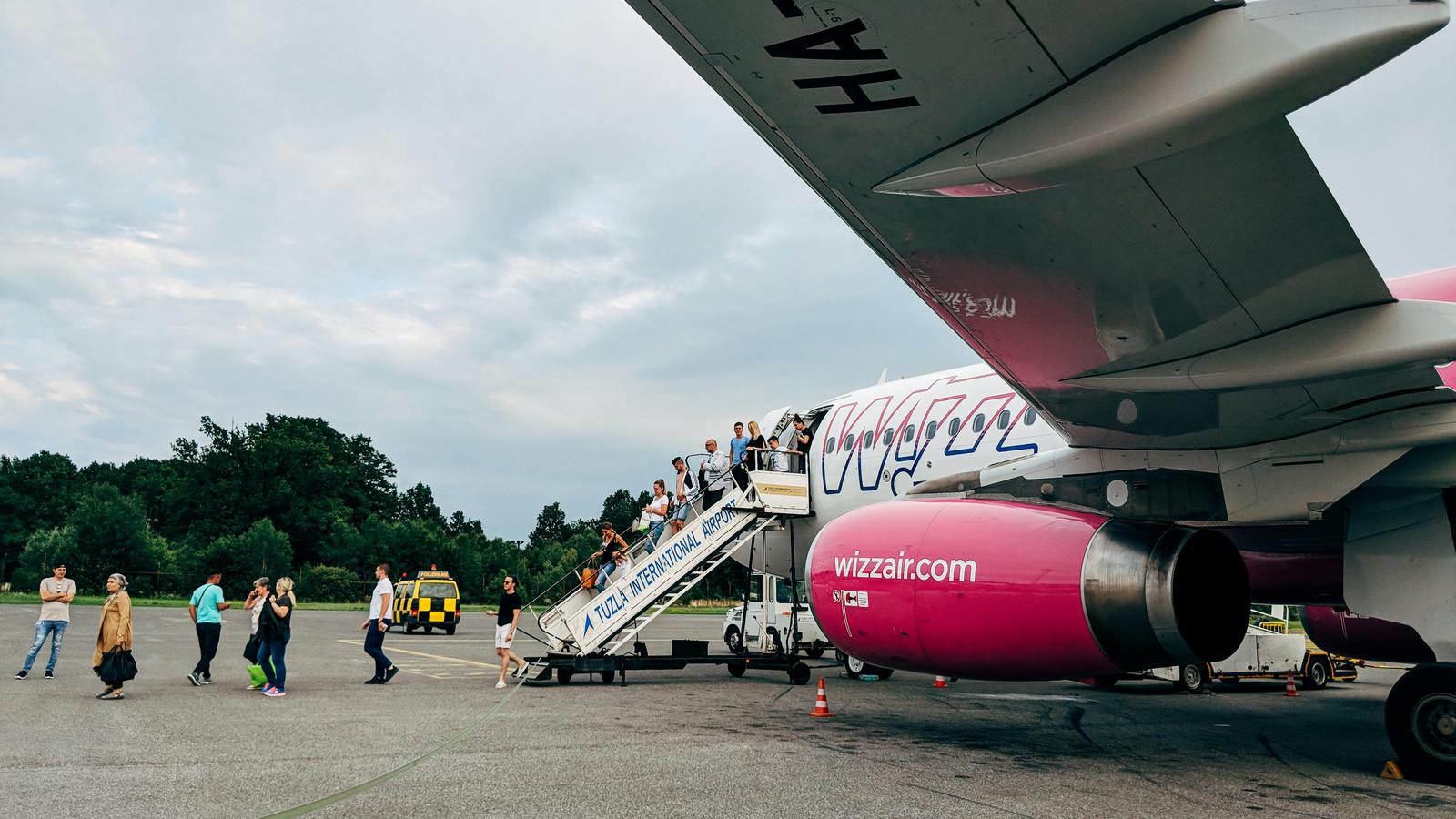 samolot wizz air po ladowaniu
