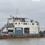 Promy pełne pasażerów na terminalu w Munshiganj na obrzeżach Dhaki. Fot. Agencja Xinhua Promy pełne pasażerów na terminalu w Munshiganj na obrzeżach Dhaki.